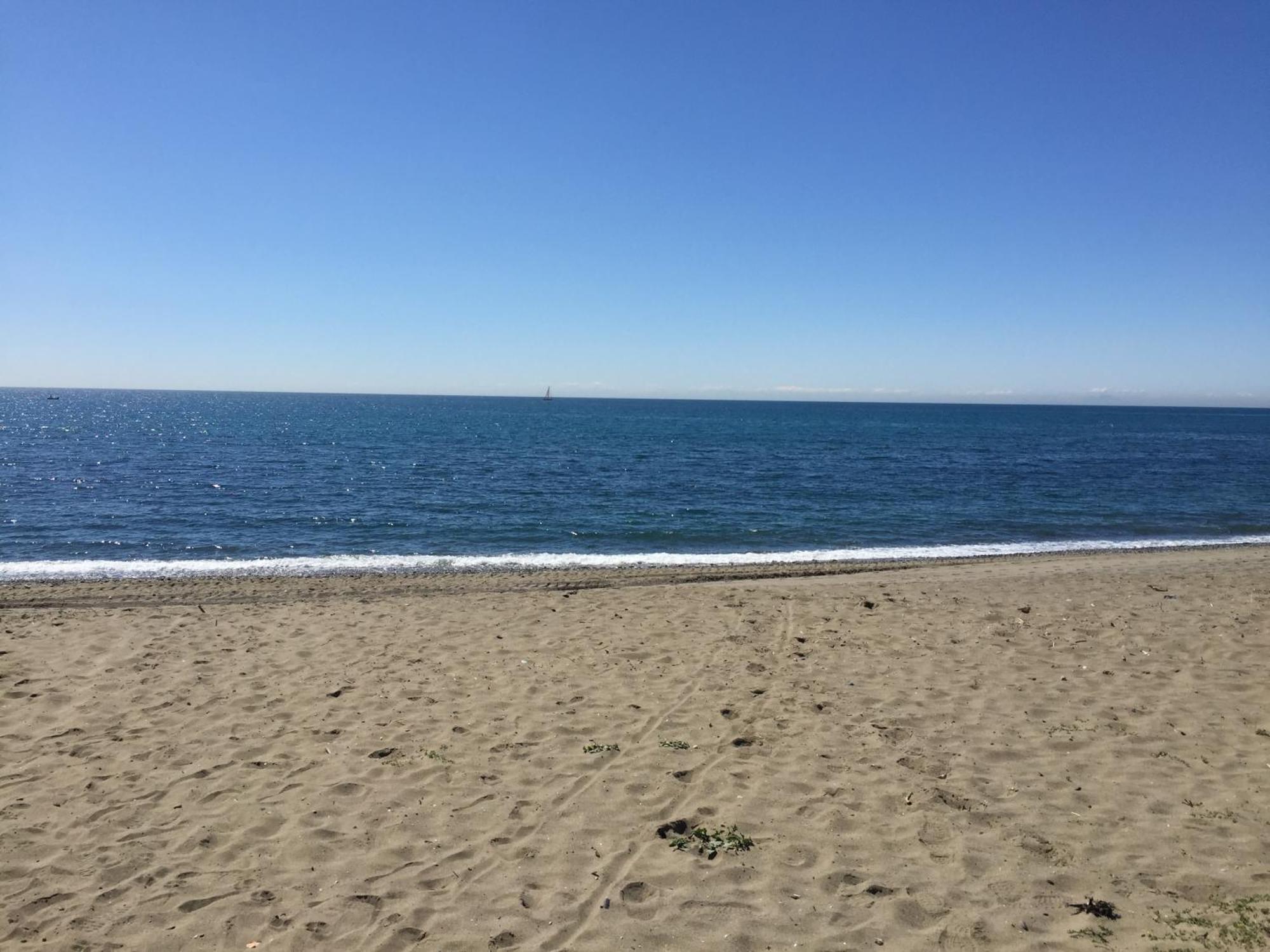 Beachside Apartment Estepona Bagian luar foto